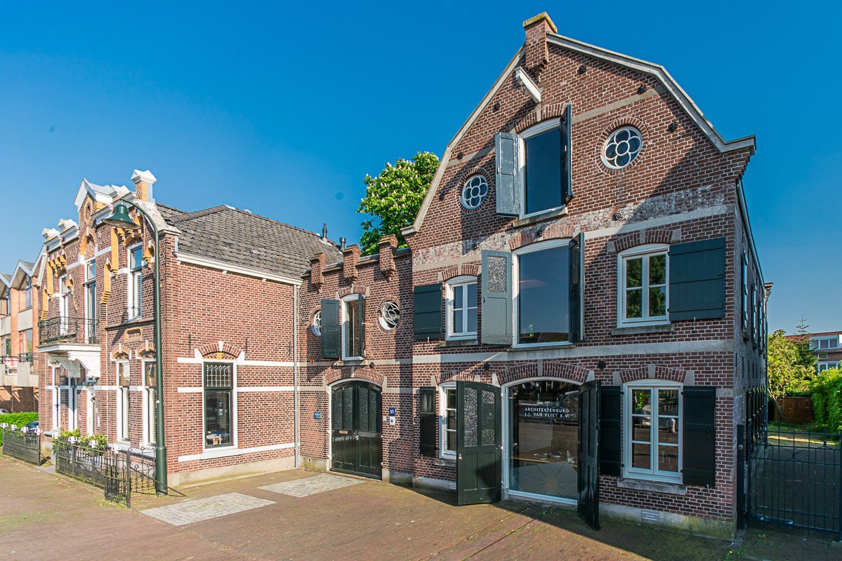 Monumenteel kaaspakhuis aan de Vliet in Leidschendam